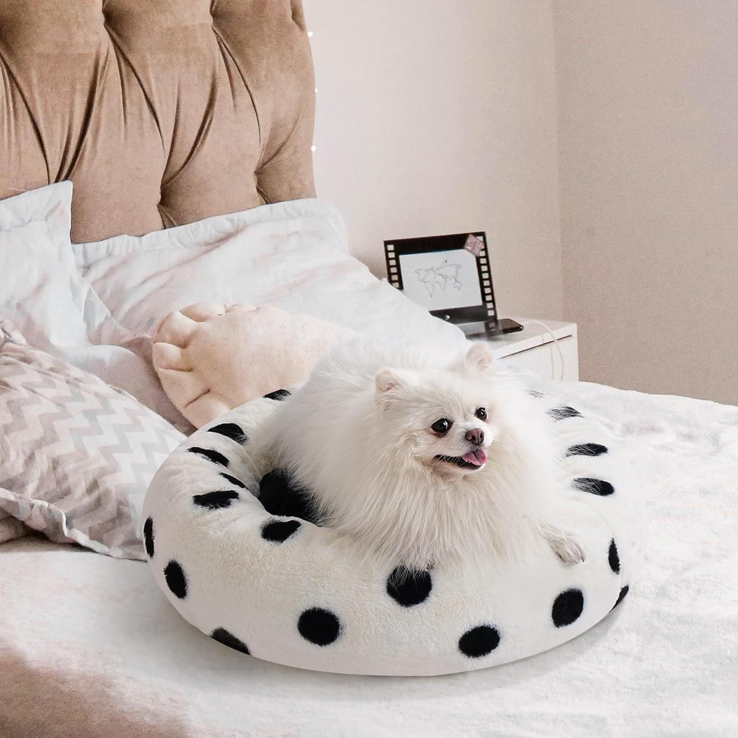 MEWOOFUN Artsy Plush 23” Round Polkadot Washable Pet Bed for Small Dogs & Cats Pets Possessions
